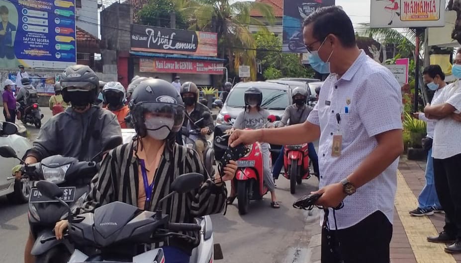 Kelurahan Panjer Bagikan 500 Masker Gratis – Kilas Bali